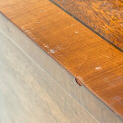 Angliško stiliaus trijų stalčių raudonmedžio rašomasis stalas 49,5x94x78 cm