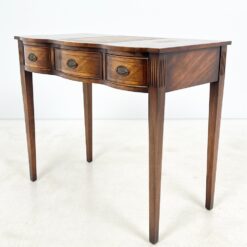 Angliško stiliaus trijų stalčių raudonmedžio rašomasis stalas 49,5x94x78 cm