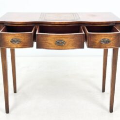 Angliško stiliaus trijų stalčių raudonmedžio rašomasis stalas 49,5x94x78 cm