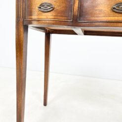 Angliško stiliaus trijų stalčių raudonmedžio rašomasis stalas 49,5x94x78 cm