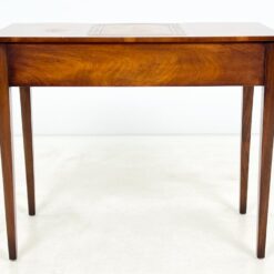 Angliško stiliaus trijų stalčių raudonmedžio rašomasis stalas 49,5x94x78 cm