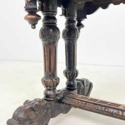 Senovinis ąžuolinis rašomasis stalas su stalčiumi, drožinėtais gyvūnų motyvais 63,5×84,5×75,5 cm