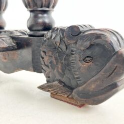 Senovinis ąžuolinis rašomasis stalas su stalčiumi, drožinėtais gyvūnų motyvais 63,5×84,5×75,5 cm