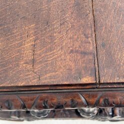 Senovinis ąžuolinis rašomasis stalas su stalčiumi, drožinėtais gyvūnų motyvais 63,5×84,5×75,5 cm