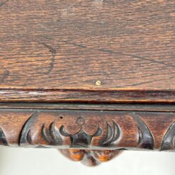 Senovinis ąžuolinis rašomasis stalas su stalčiumi, drožinėtais gyvūnų motyvais 63,5×84,5×75,5 cm