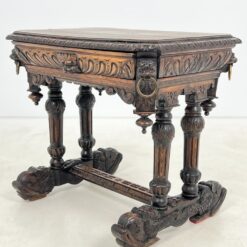 Senovinis ąžuolinis rašomasis stalas su stalčiumi, drožinėtais gyvūnų motyvais 63,5×84,5×75,5 cm