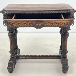 Senovinis ąžuolinis rašomasis stalas su stalčiumi, drožinėtais gyvūnų motyvais 63,5×84,5×75,5 cm