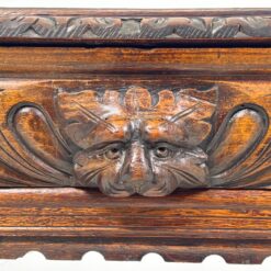 Senovinis ąžuolinis rašomasis stalas su stalčiumi, drožinėtais gyvūnų motyvais 63,5×84,5×75,5 cm