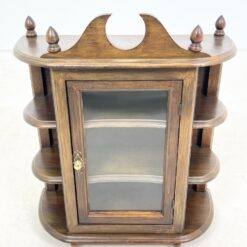 Pakabinama riešutmedžio spintelė su stiklu ir lentynėlėmis 21,5×51,5×60,5 cm