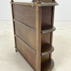 Pakabinama riešutmedžio spintelė su stiklu ir lentynėlėmis 21,5×51,5×60,5 cm