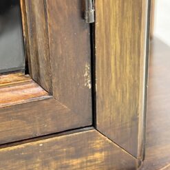 Pakabinama riešutmedžio spintelė su stiklu ir lentynėlėmis 21,5×51,5×60,5 cm