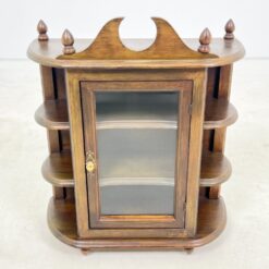 Pakabinama riešutmedžio spintelė su stiklu ir lentynėlėmis 21,5×51,5×60,5 cm