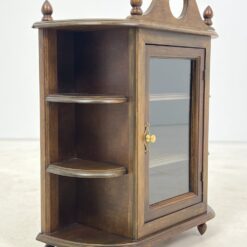 Pakabinama riešutmedžio spintelė su stiklu ir lentynėlėmis 21,5×51,5×60,5 cm