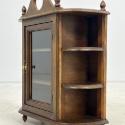 Pakabinama riešutmedžio spintelė su stiklu ir lentynėlėmis 21,5×51,5×60,5 cm