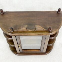 Pakabinama riešutmedžio spintelė su stiklu ir lentynėlėmis 21,5×51,5×60,5 cm