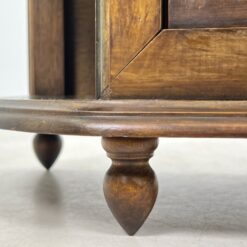 Pakabinama riešutmedžio spintelė su stiklu ir lentynėlėmis 21,5×51,5×60,5 cm