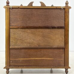 Pakabinama riešutmedžio spintelė su stiklu ir lentynėlėmis 21,5×51,5×60,5 cm