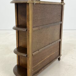 Pakabinama riešutmedžio spintelė su stiklu ir lentynėlėmis 21,5×51,5×60,5 cm