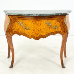 Liudviko XV laikotarpio stiliaus inkrustuota komoda su marmuru ir žalvario detalėmis 45x103x78,5 cm
