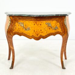 Liudviko XV laikotarpio stiliaus inkrustuota komoda su marmuru ir žalvario detalėmis 45x103x78,5 cm