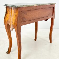 Liudviko XV laikotarpio stiliaus inkrustuota komoda su marmuru ir žalvario detalėmis 45x103x78,5 cm
