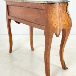 Liudviko XV laikotarpio stiliaus inkrustuota komoda su marmuru ir žalvario detalėmis 45x103x78,5 cm