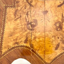 Liudviko XV laikotarpio stiliaus inkrustuota komoda su marmuru ir žalvario detalėmis 45x103x78,5 cm