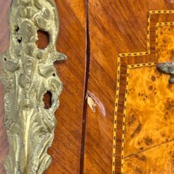 Liudviko XV laikotarpio stiliaus inkrustuota komoda su marmuru ir žalvario detalėmis 45x103x78,5 cm