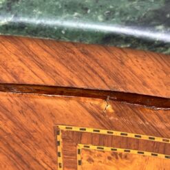 Liudviko XV laikotarpio stiliaus inkrustuota komoda su marmuru ir žalvario detalėmis 45x103x78,5 cm