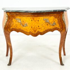 Liudviko XV laikotarpio stiliaus inkrustuota komoda su marmuru ir žalvario detalėmis 45x103x78,5 cm