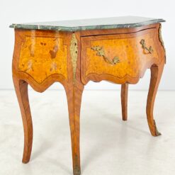 Liudviko XV laikotarpio stiliaus inkrustuota komoda su marmuru ir žalvario detalėmis 45x103x78,5 cm