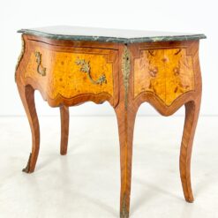 Liudviko XV laikotarpio stiliaus inkrustuota komoda su marmuru ir žalvario detalėmis 45x103x78,5 cm