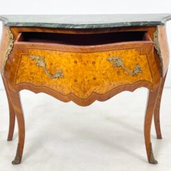 Liudviko XV laikotarpio stiliaus inkrustuota komoda su marmuru ir žalvario detalėmis 45x103x78,5 cm