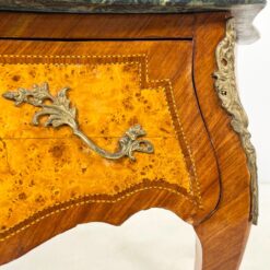 Liudviko XV laikotarpio stiliaus inkrustuota komoda su marmuru ir žalvario detalėmis 45x103x78,5 cm