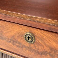 Angliško stiliaus raudonmedžio komoda – baras 43×99,5×94,5 cm