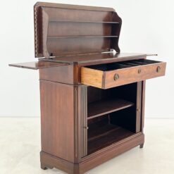 Angliško stiliaus raudonmedžio komoda – baras 43×99,5×94,5 cm