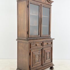 “Selva” ąžuolo ir riešutmedžio lukšto dviejų dalių bufetas 48x103x210 cm