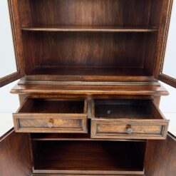 “Selva” ąžuolo ir riešutmedžio lukšto dviejų dalių bufetas 48x103x210 cm