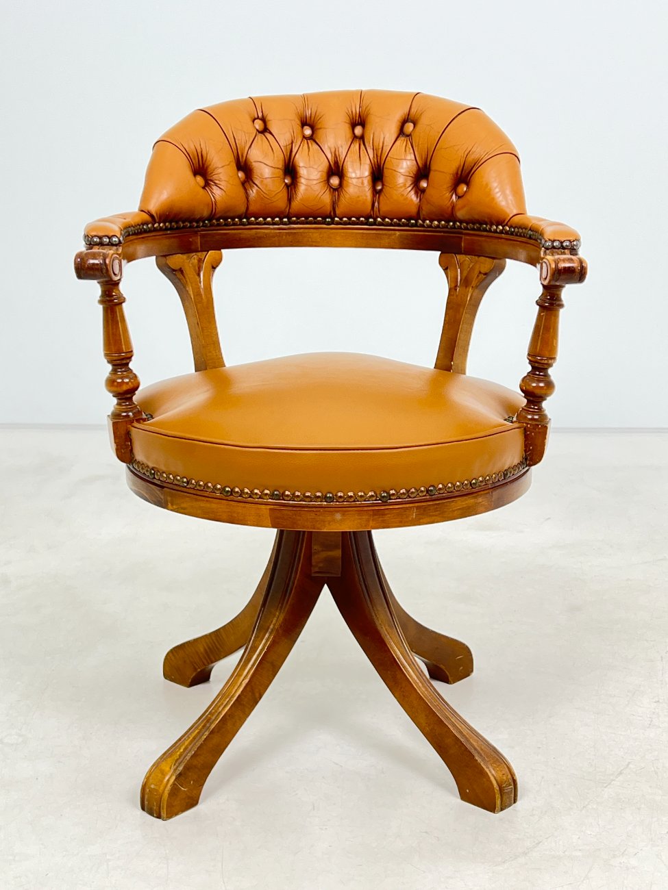 HL0274-valgomojo-kreslai-1 Senovinis, odinis darbo krėslas riešutmedžio rėme 60x60x82 cm, 48 cm