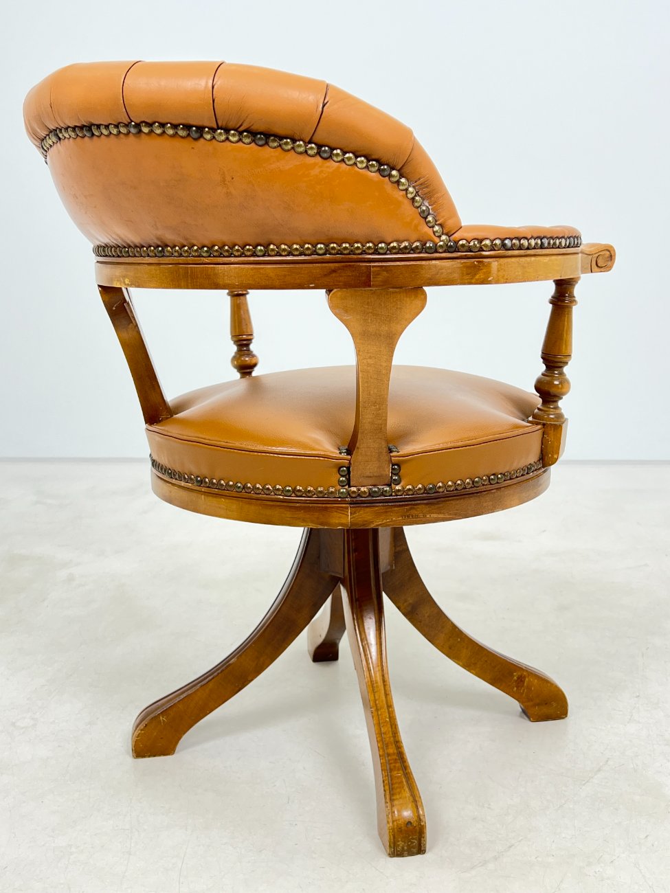 HL0274-valgomojo-kreslai-10 Senovinis, odinis darbo krėslas riešutmedžio rėme 60x60x82 cm, 48 cm