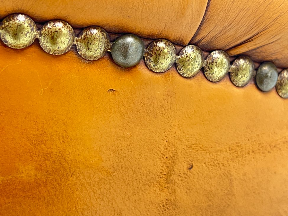 HL0274-valgomojo-kreslai-11 Senovinis, odinis darbo krėslas riešutmedžio rėme 60x60x82 cm, 48 cm