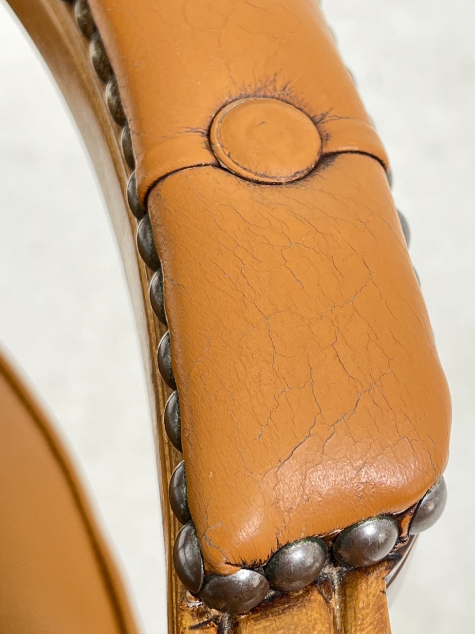 HL0274-valgomojo-kreslai-12 Senovinis, odinis darbo krėslas riešutmedžio rėme 60x60x82 cm, 48 cm