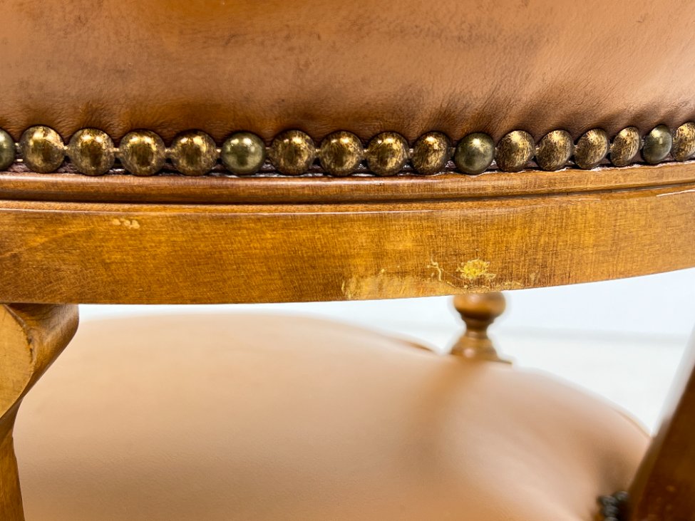 HL0274-valgomojo-kreslai-14 Senovinis, odinis darbo krėslas riešutmedžio rėme 60x60x82 cm, 48 cm