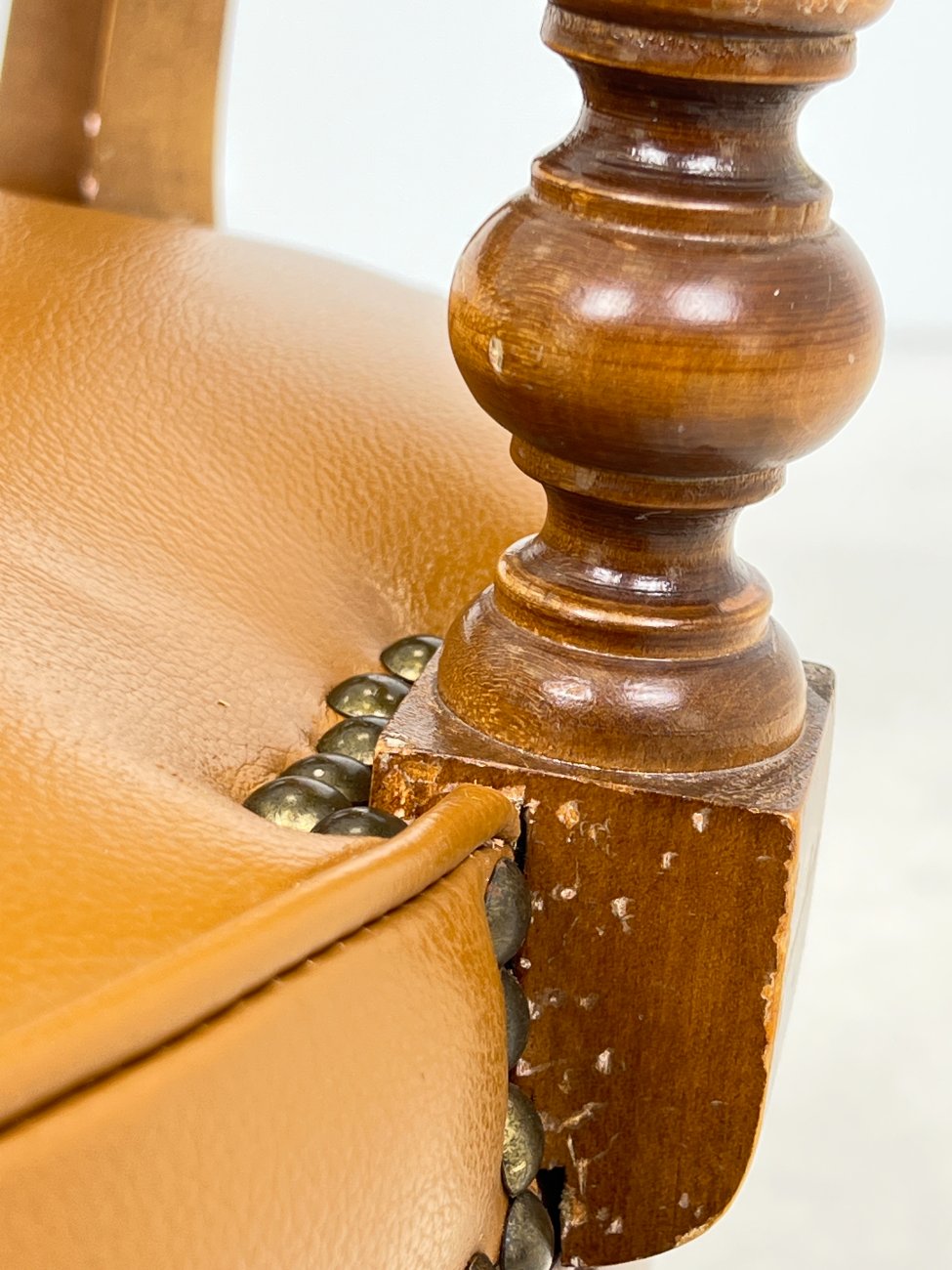 HL0274-valgomojo-kreslai-16 Senovinis, odinis darbo krėslas riešutmedžio rėme 60x60x82 cm, 48 cm