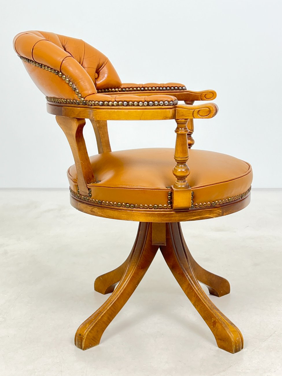 HL0274-valgomojo-kreslai-3 Senovinis, odinis darbo krėslas riešutmedžio rėme 60x60x82 cm, 48 cm