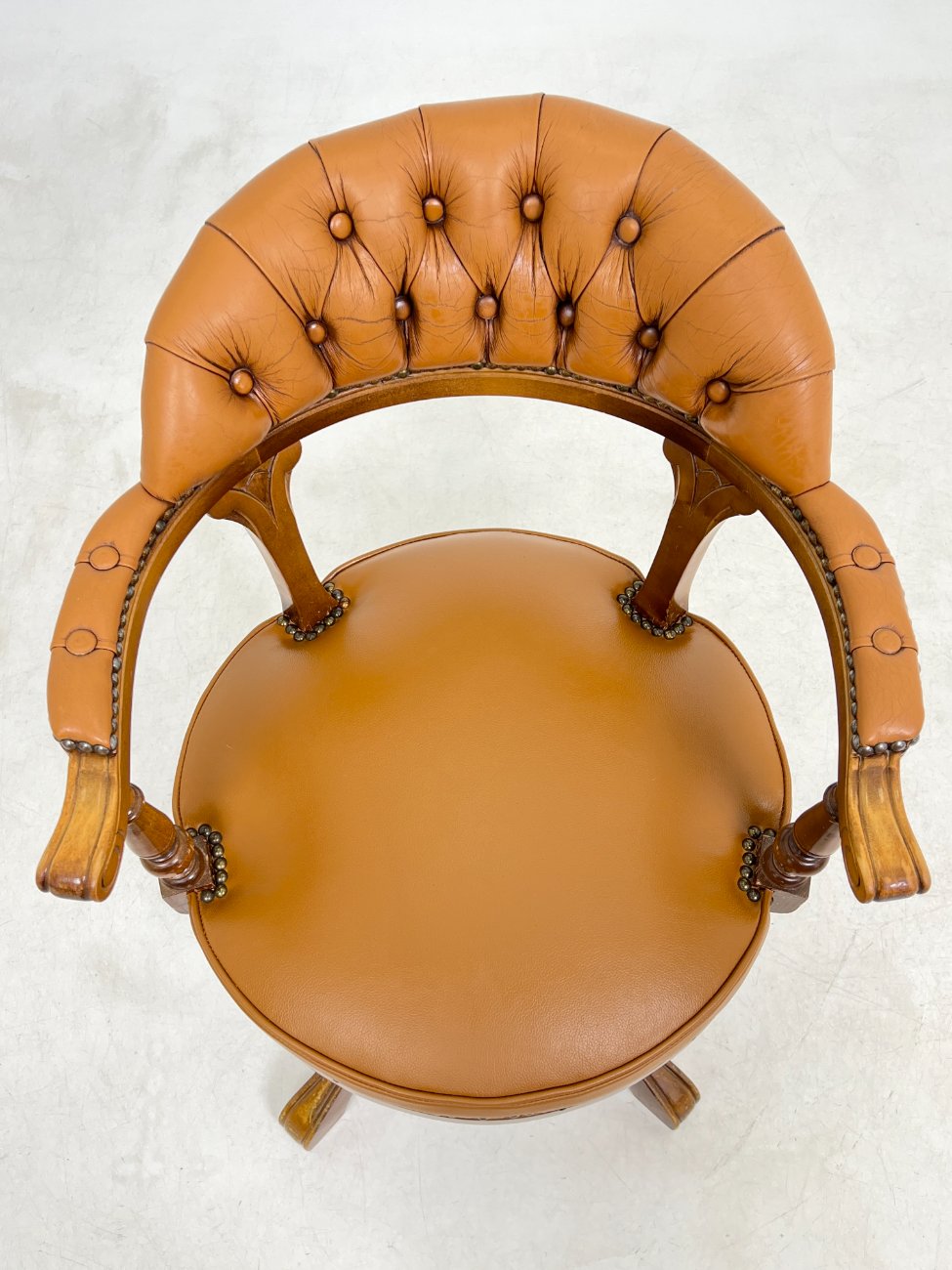 HL0274-valgomojo-kreslai-5 Senovinis, odinis darbo krėslas riešutmedžio rėme 60x60x82 cm, 48 cm