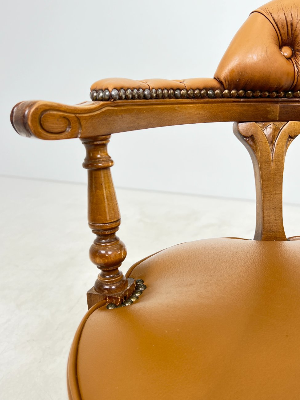 HL0274-valgomojo-kreslai-6 Senovinis, odinis darbo krėslas riešutmedžio rėme 60x60x82 cm, 48 cm