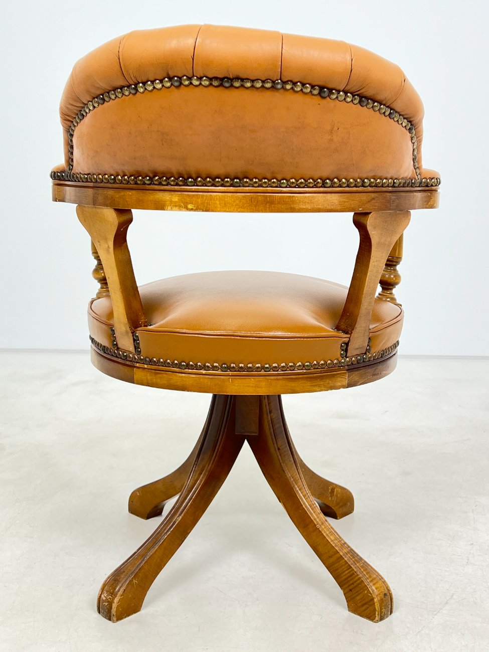 HL0274-valgomojo-kreslai-8 Senovinis, odinis darbo krėslas riešutmedžio rėme 60x60x82 cm, 48 cm