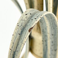 Metalinis pakabinamas augalų motyvų trijų šakų sietynas 56x56x77 cm