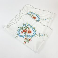 Gėlių raštais siuvinėta staltiesė 82x80x0,1 cm